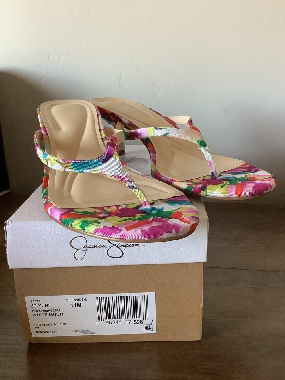 Jessica Simpson JP-YURi White Multi Floral Thong Sandals